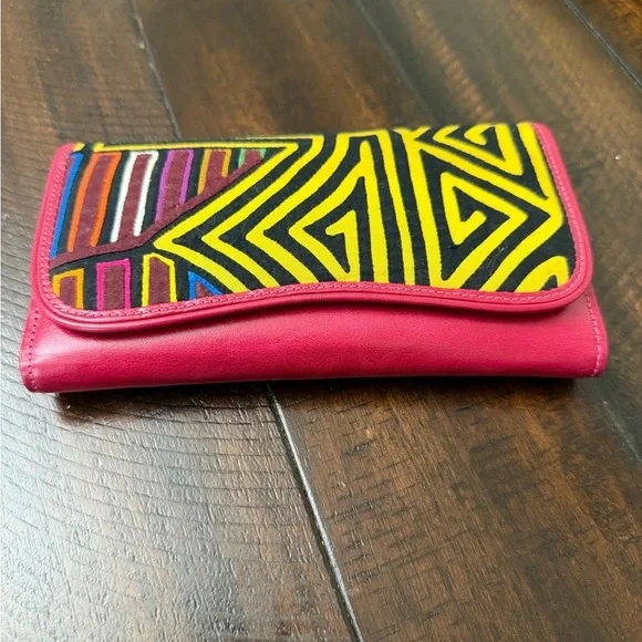 Geometric Pattern Women's Clutch with Pink Trim - Picture 1 of 9